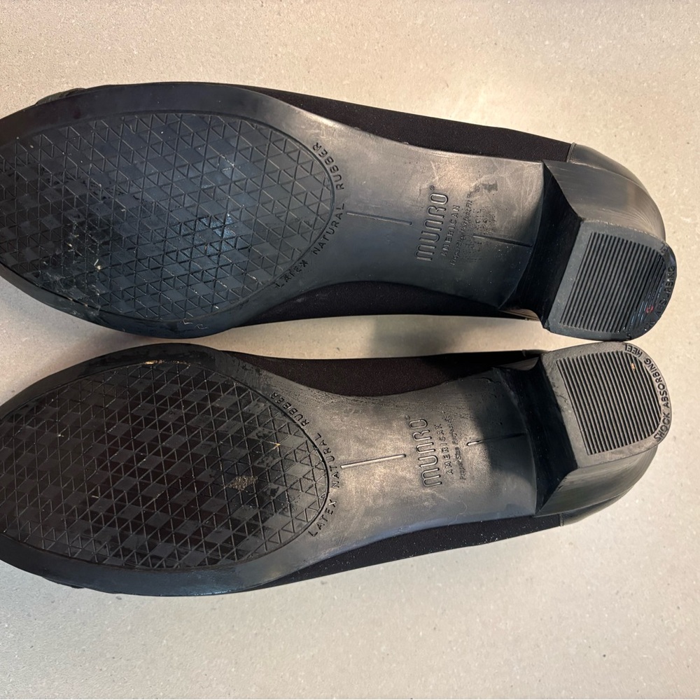 MUNRO American Low Heel Pumps in Black with Criss Cross Elastic Slip On Size 10 - Picture 11 of 14